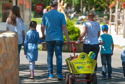 Familie mit Bollerwagen unterwegs im Zoo