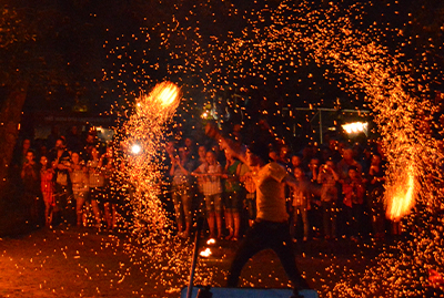 Feuershow bei der Tropennacht im Zoo
